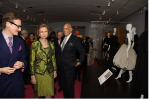 Photograph by Mary Hillard. Curator Hamish Bowles and Chairman Oscar de la Renta lead Her Majesty Queen Sofía of Spain through the exhibition galleries.